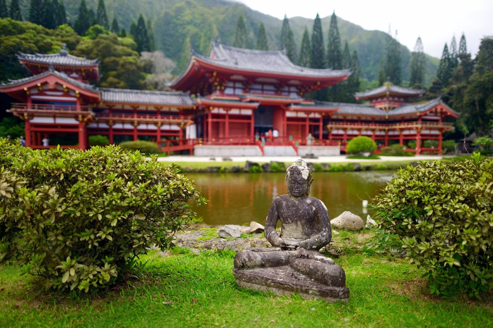 Gray,Buddha,Statue,In,Front,Of,Byodo-in,Temple